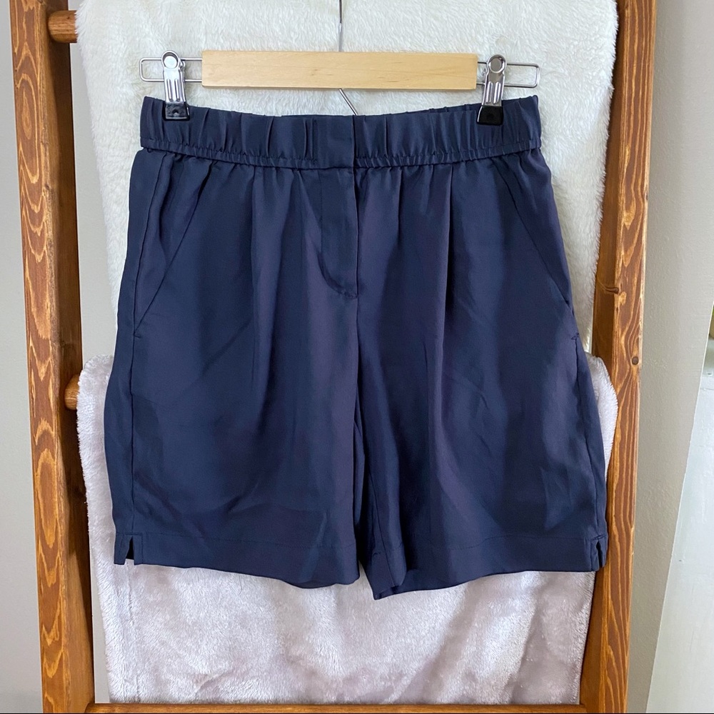 LOFT / Casual mid-length shorts
